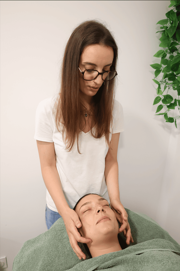 Acupression sur le visage — soin rituel aroma émotionnel Laura Gonzalez Borgo Corse